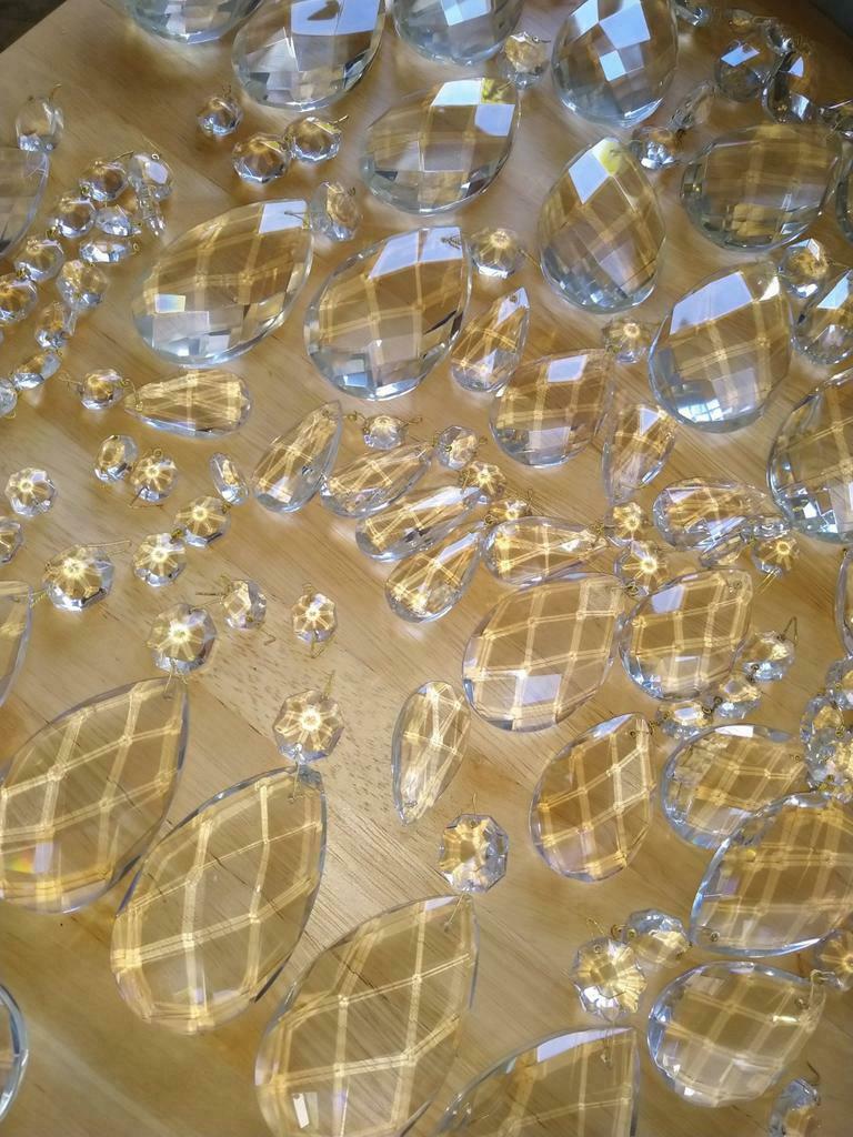 Honderden kristallen onderdelen voor lusters, Enlèvement