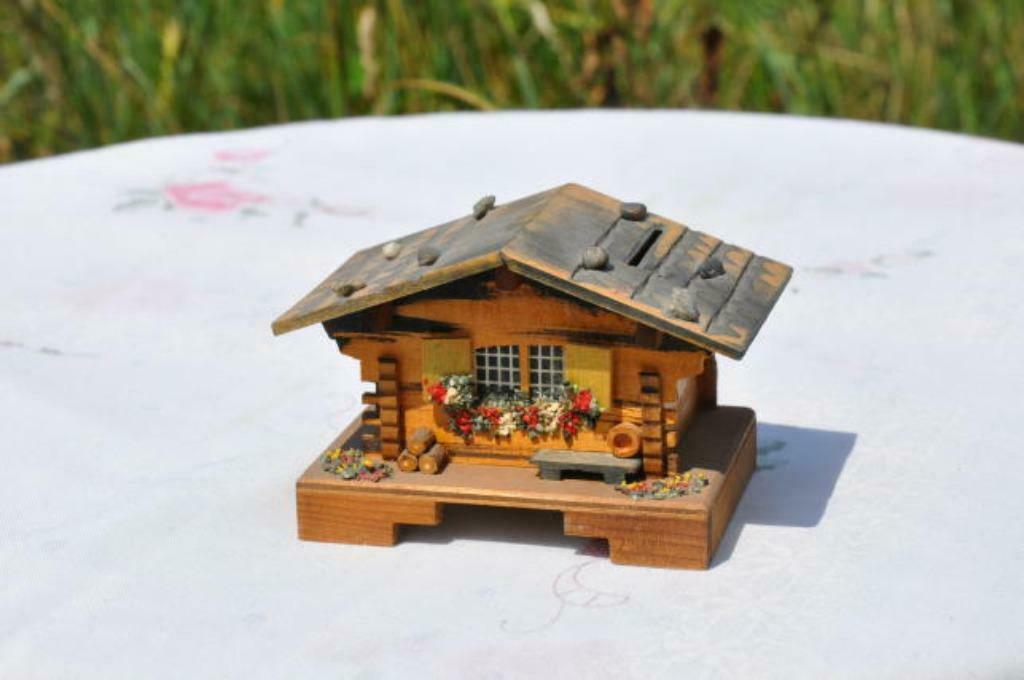 § tirelire chalet en bois a casser, Enlèvement ou Envoi, Comme neuf, Bois, Autres thèmes
