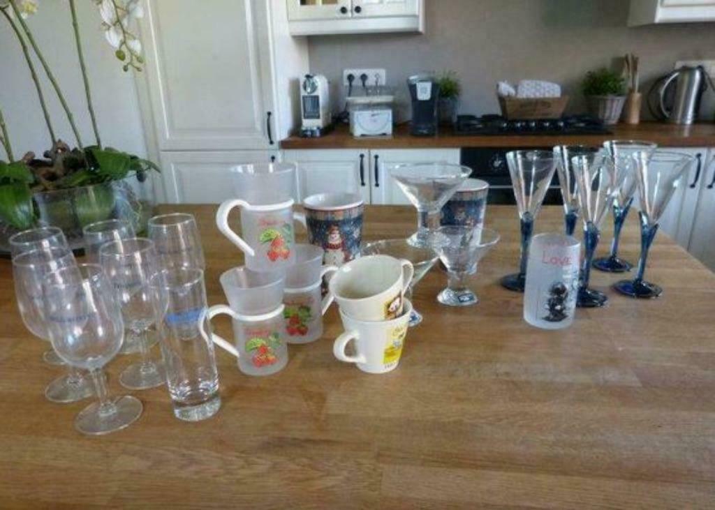 Lot de verres et tasses, Enlèvement