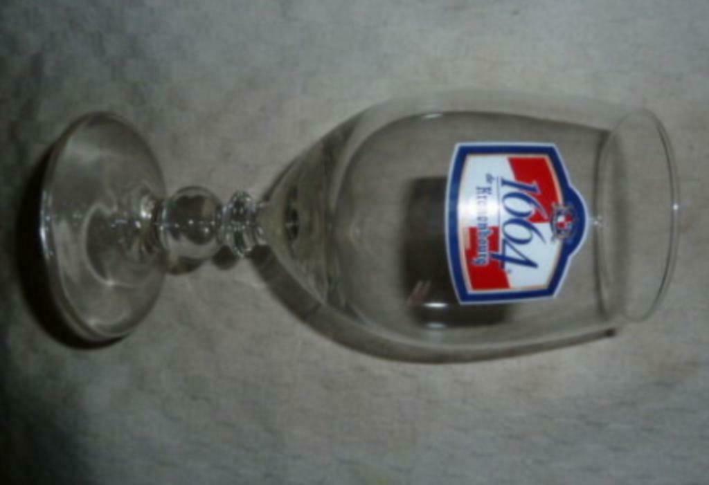 #C bier glas 1664 DE KRONENBOURG International ' op voet ', Ophalen of Verzenden, Nieuw, Bierglas