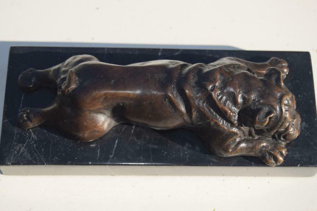 Bouledogue anglais affalé en bronze sur socle en marbre, Antiquités & Art, Enlèvement ou Envoi, Bronze