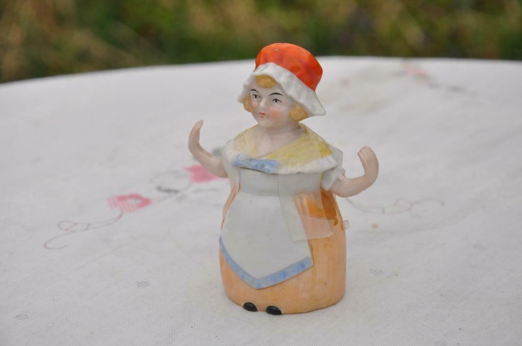 §  moutardier en porcelaine personnage feminin, Antiquités & Art, Enlèvement ou Envoi