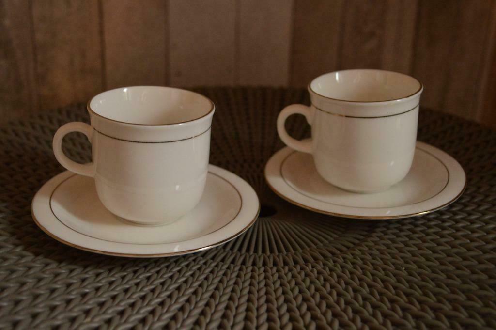 2 Tasjes en onderbordjes met gouden rand wit, Huis en Inrichting, Keuken | Servies, Ophalen of Verzenden, Zo goed als nieuw, Effen