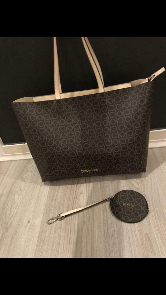 A vendre sac à main « Calvin Klein », Bijoux, Sacs & Beauté, Sacs | Sacs Femme, Enlèvement ou Envoi, Comme neuf, Brun, Sac à main