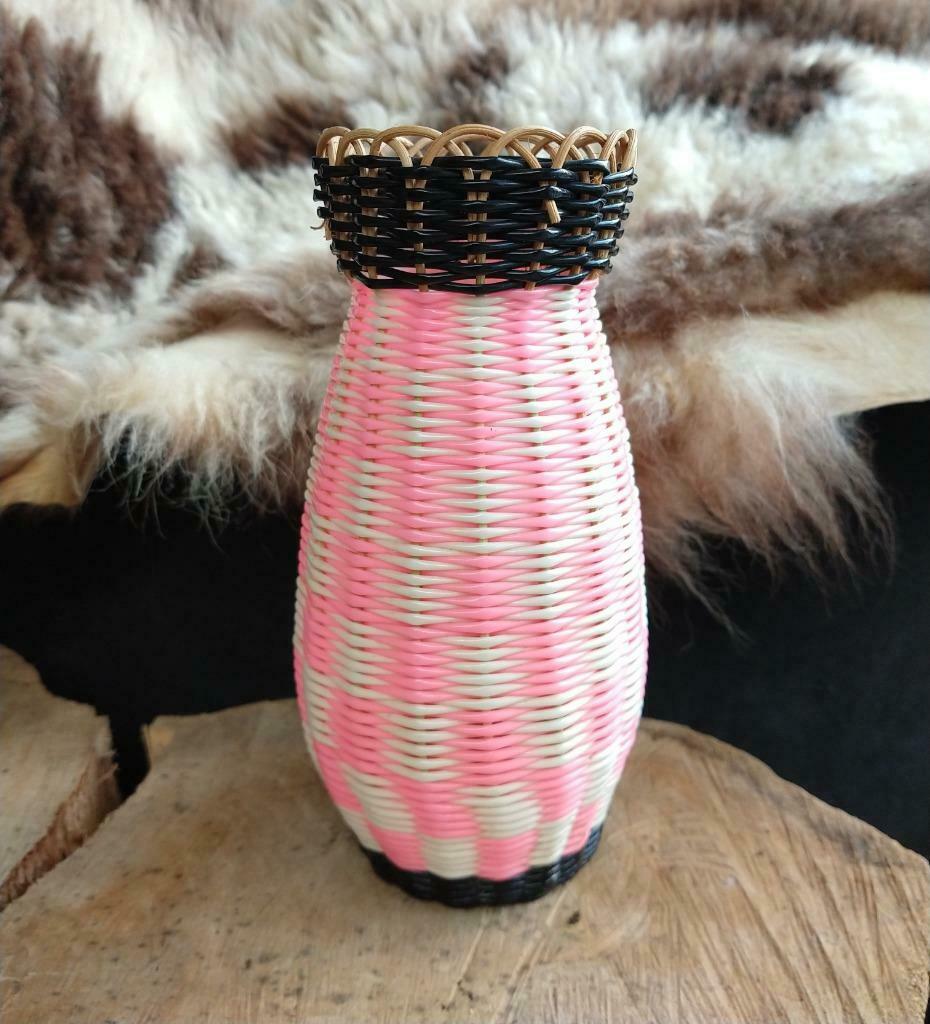 Vintage vaasje  glas met plastiek op pitriet frame, Ophalen