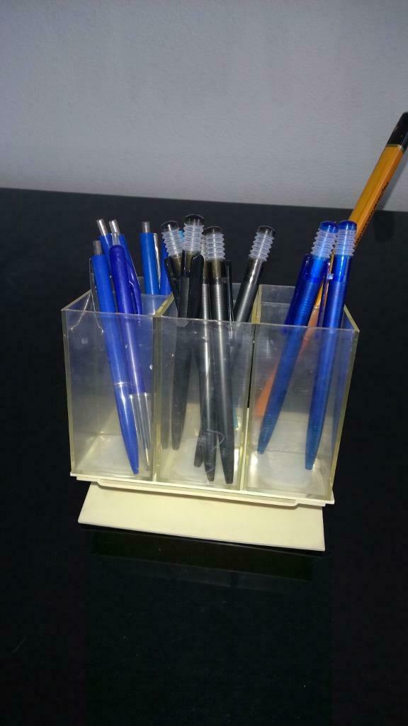 oude  kunststof staander voor schrijfgerief uit winkel, Ophalen