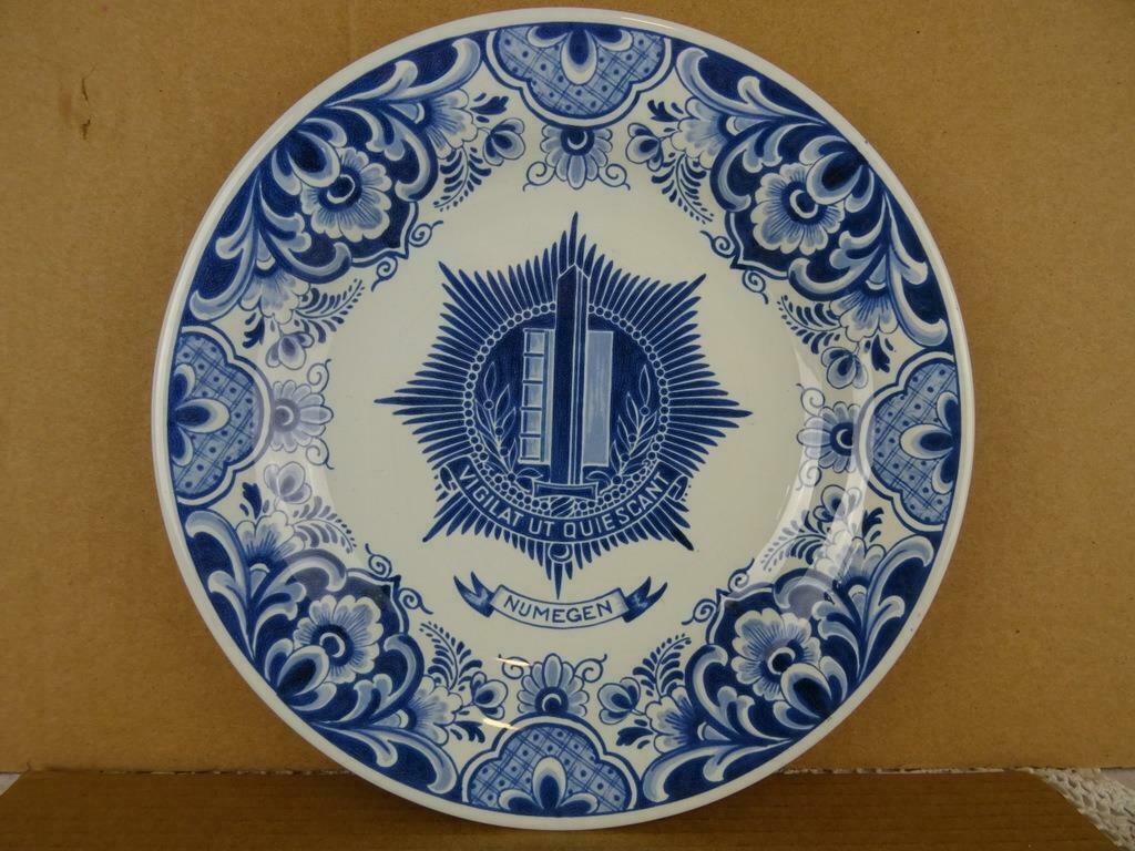 Vintage Delfts blauw wandbord Politie Vigulat ut Quiescant, Antiek en Kunst, Ophalen of Verzenden