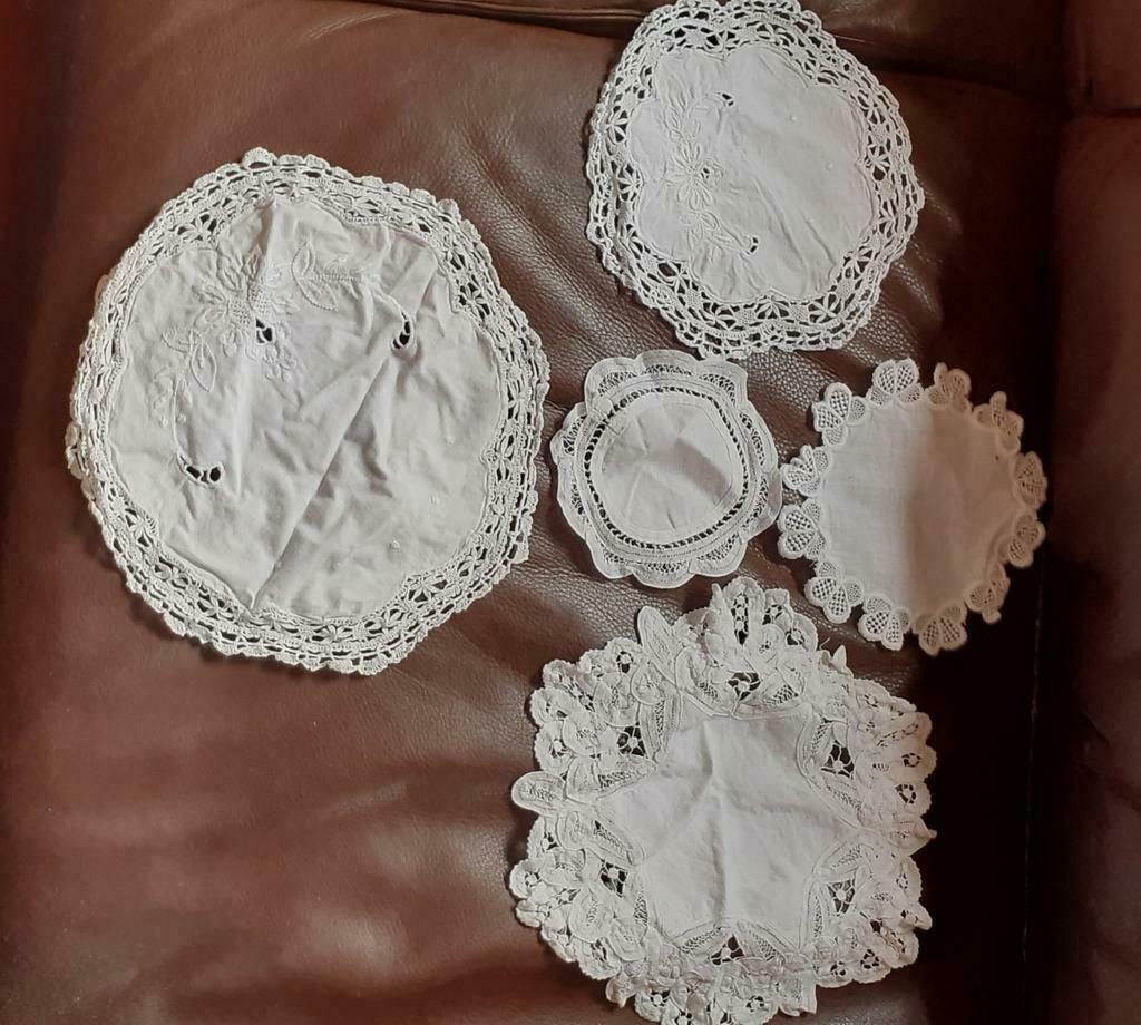 §  5 anciens napperons tissu broderie et crochet, Antiquités & Art, Enlèvement ou Envoi