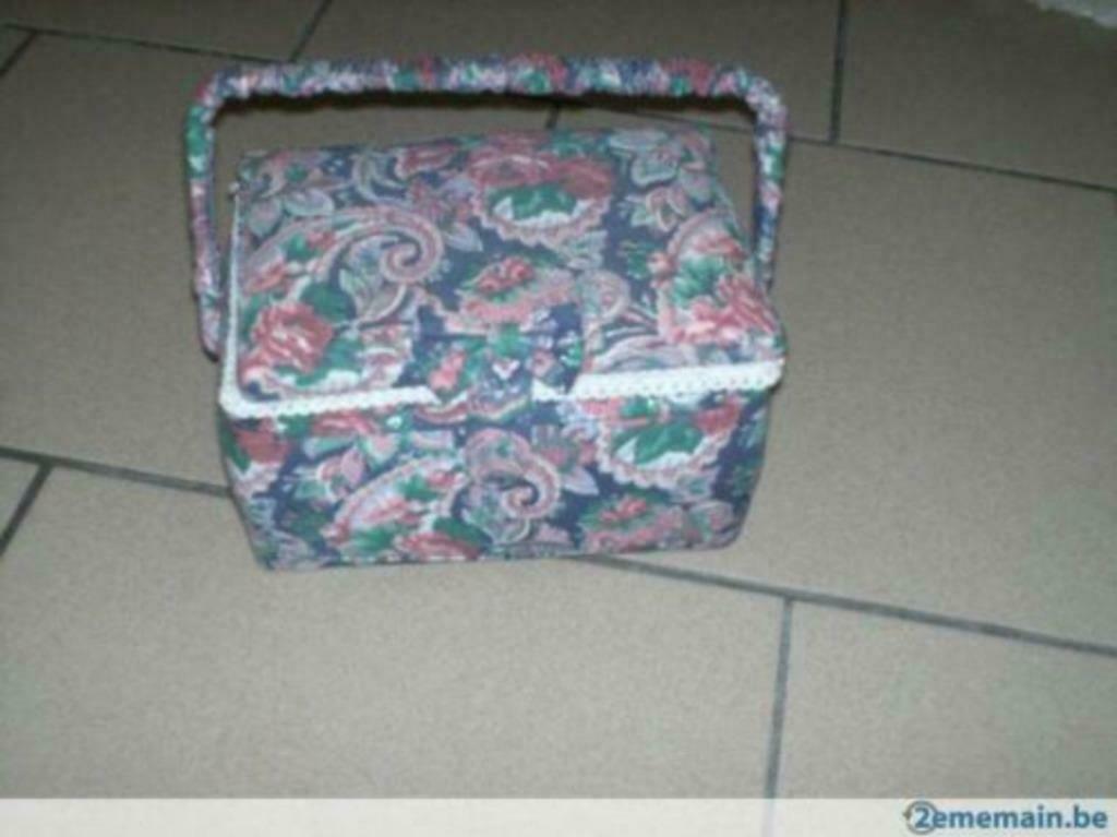 boîte à couture motif fleuris, Hobby & Loisirs créatifs, Couture & Fournitures, Enlèvement ou Envoi, Comme neuf, Autres types