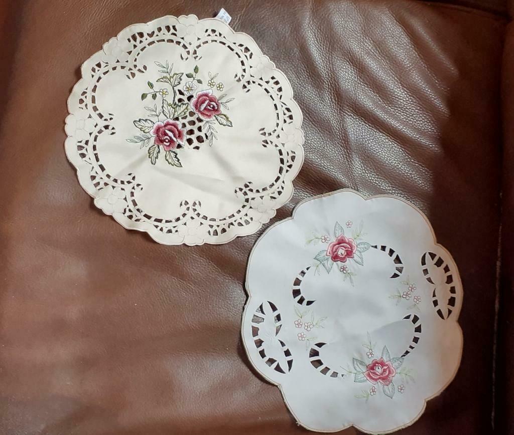 §  2 napperons satinés et brodés, Antiquités & Art, Enlèvement ou Envoi