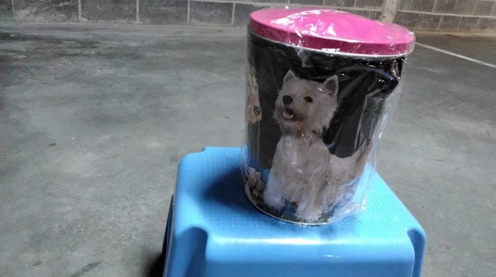 Vuilnisbak met hondenversiering. Nieuw., Ophalen of Verzenden, Nieuw, Metaal, Minder dan 50 cm