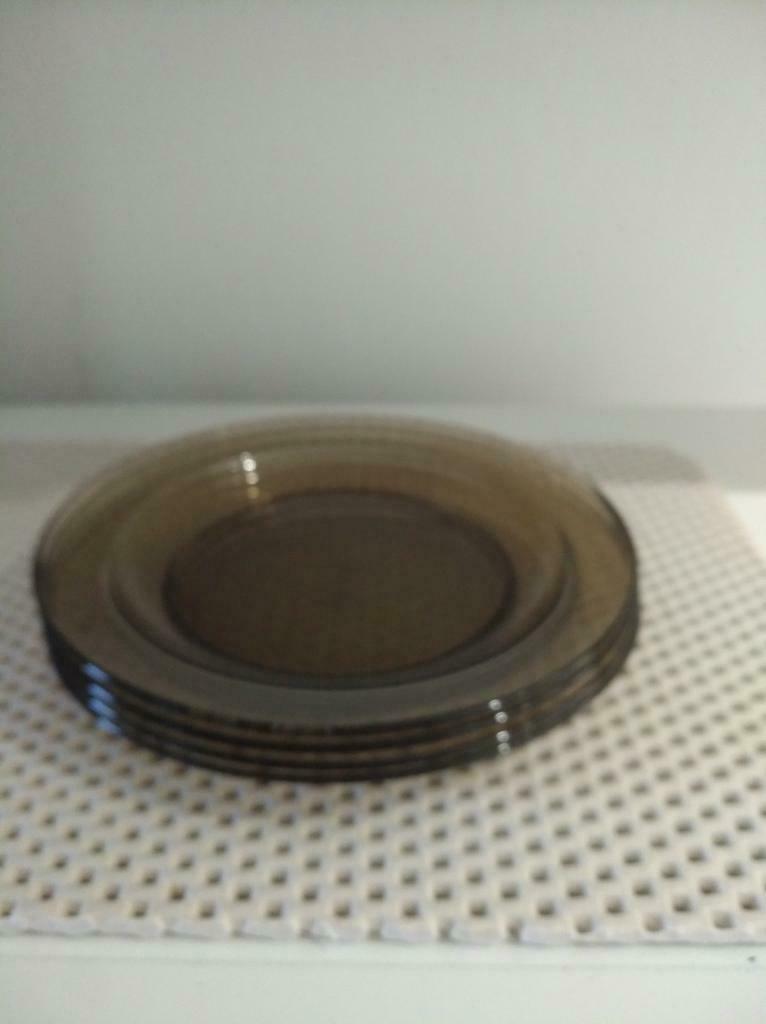 Assiettes Vintage  années 1970 verre fumé distribuées par BP, Enlèvement ou Envoi, Comme neuf, Assiette