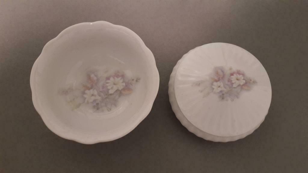 kommetje en bonbonnière in Limoges de France porselein, Antiquités & Art, Enlèvement ou Envoi