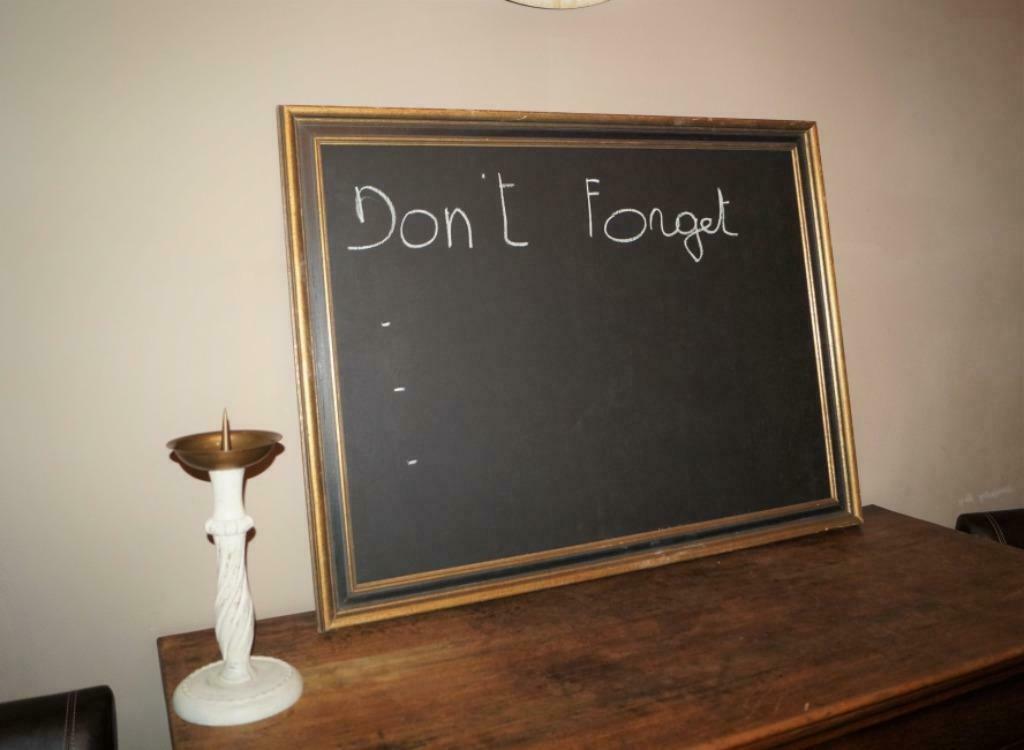 Groot oud krijtbord met donkere kader H 94cm B 73, Enlèvement ou Envoi, Utilisé, Tableau noir