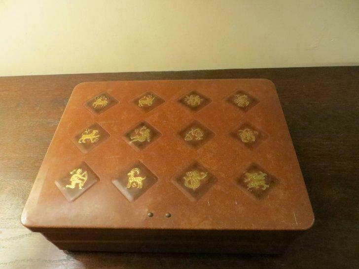 Koekendoos GBC  met de horoscooptekens dateert van rond 1965, Verzamelen, Ophalen of Verzenden, Gebruikt, Koek(jes), Overige merken