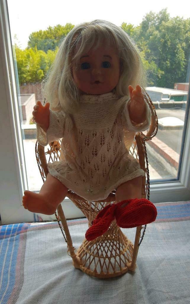 Pop in rieten zeteltje, Kinderen en Baby's, Speelgoed | Poppen, Ophalen of Verzenden, Zo goed als nieuw