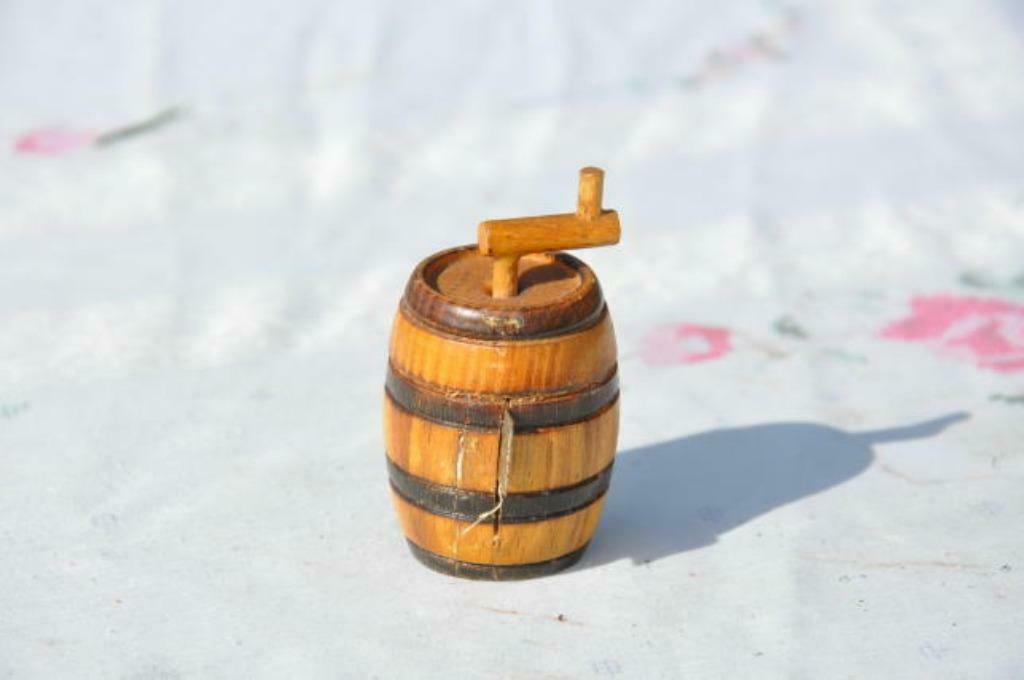 §  metre ruban enrouleur forme tonneau de bois, Antiquités & Art, Enlèvement ou Envoi