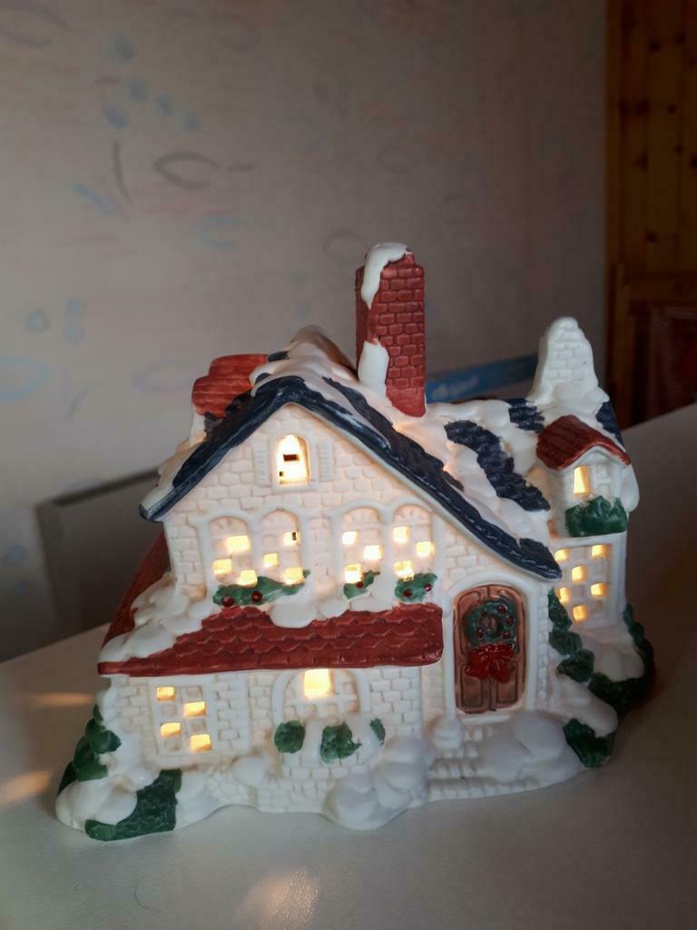 Besneeuwd huisje met lichtje binnenin, Diversen, Kerst, Ophalen of Verzenden, Zo goed als nieuw