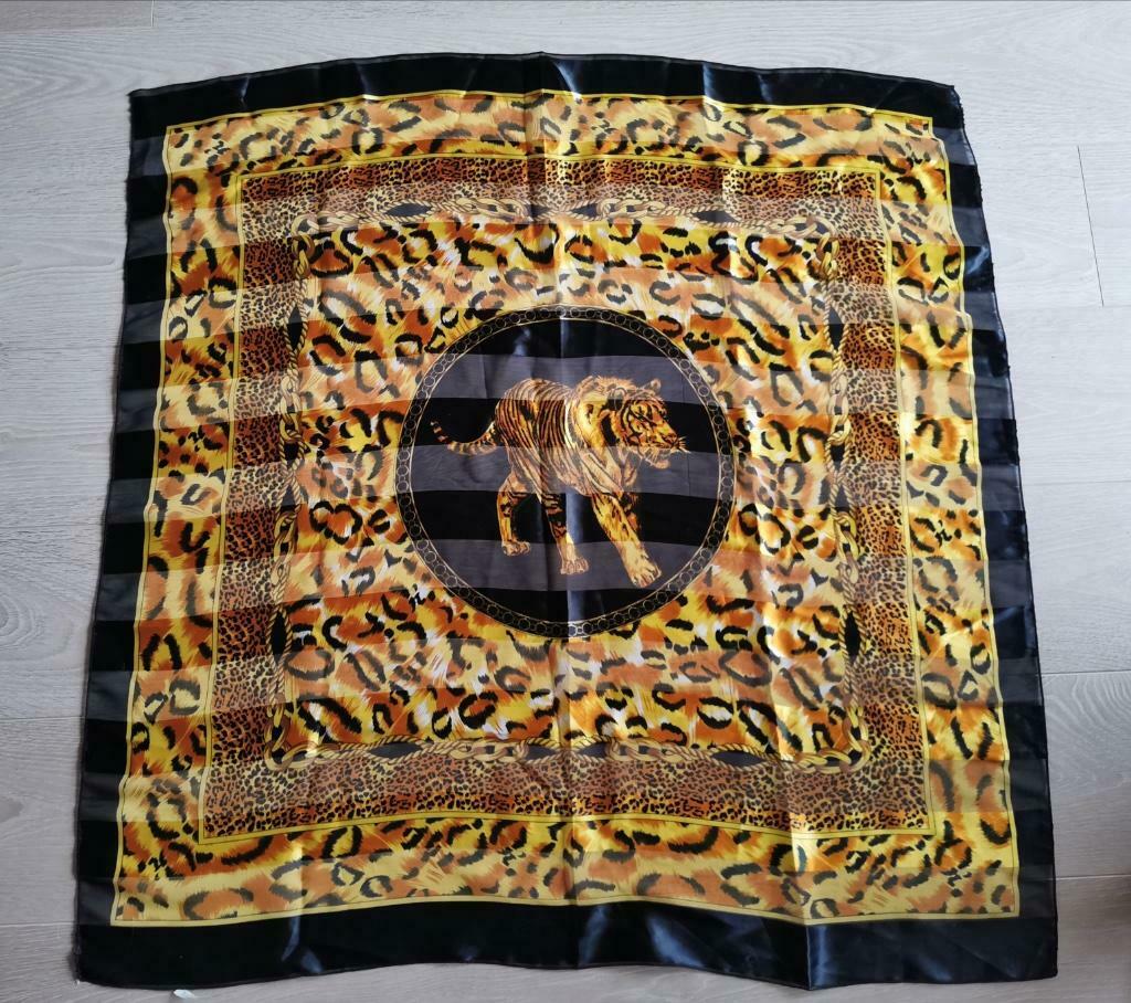 grote sjaal met tijgerprint, MET, Ophalen of Verzenden, Zo goed als nieuw, Sjaal