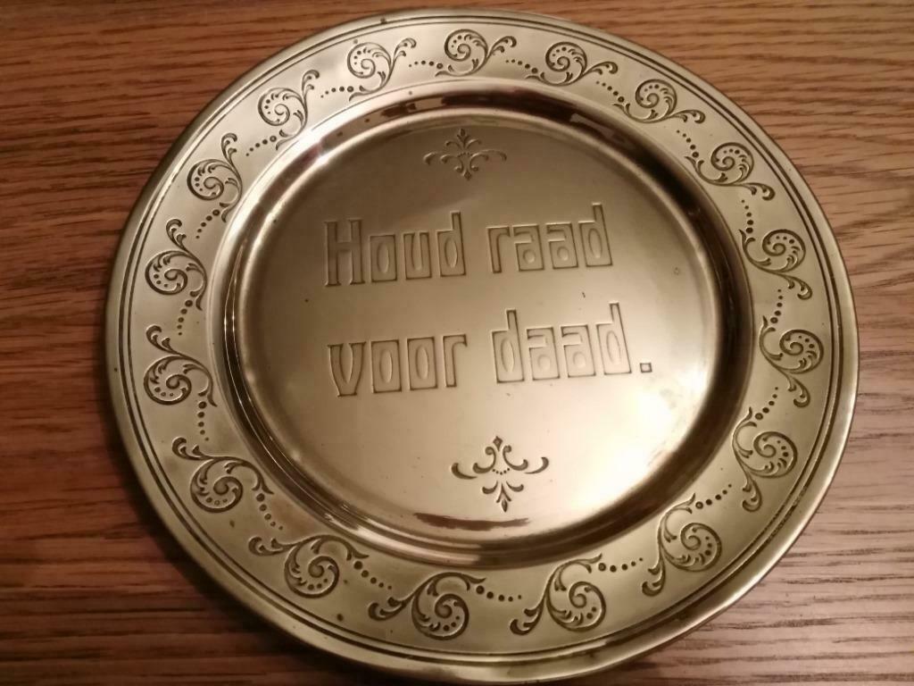 Oude spreuk op Messing bord 21cm     Houd raad voor daad, Ophalen of Verzenden, Zo goed als nieuw