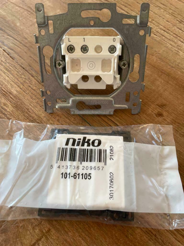 Niko Nieuw drukknopschakelaar en afdekplaat, Doe-het-zelf en Bouw, Ophalen of Verzenden, Nieuw, Schakelaar