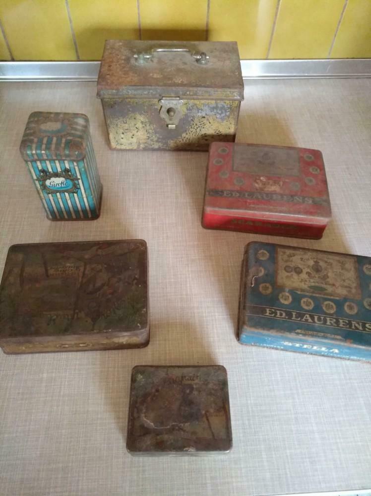 Veel (6) oude diverse dozen in hun sap