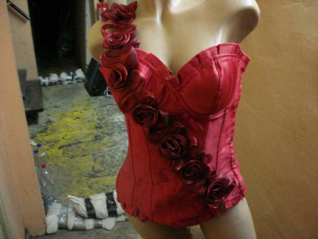 Korset met bloemenlint, Ophalen of Verzenden, Rood, Body of Korset