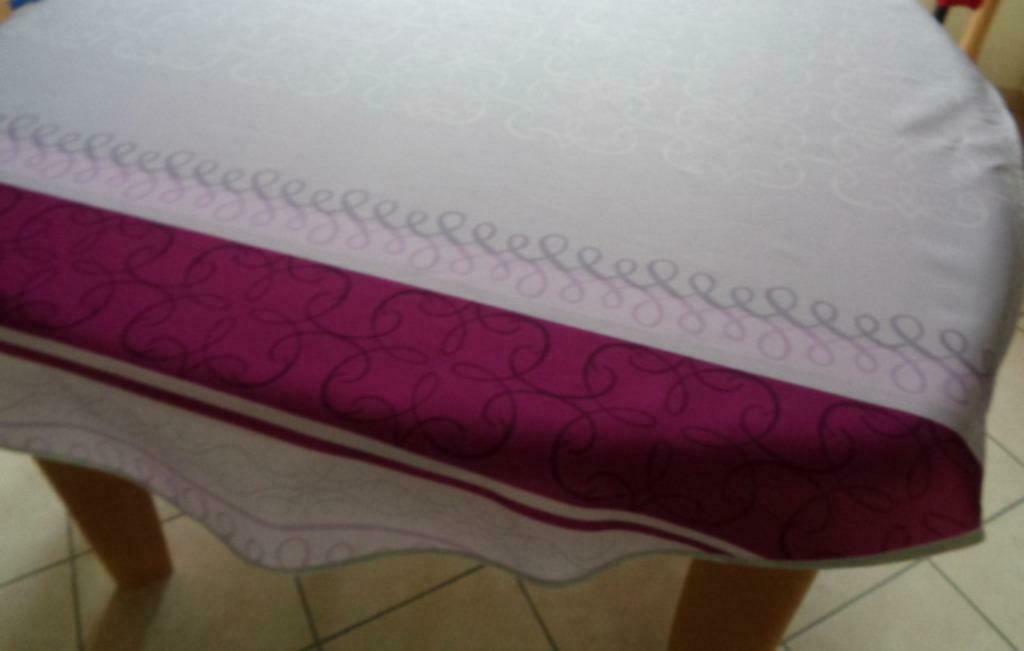Nappe imprimée mauve. Dimensions: 120 X 145cm.N 2., Enlèvement ou Envoi, Utilisé
