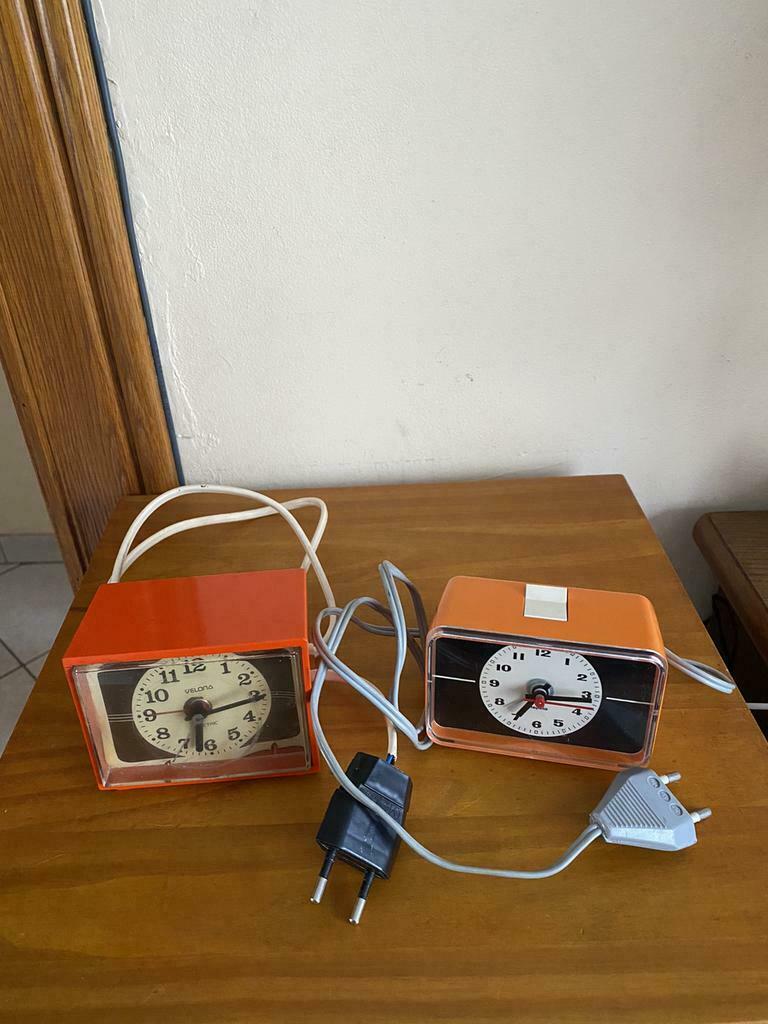 Paar oude wekkers met werkend stopcontact