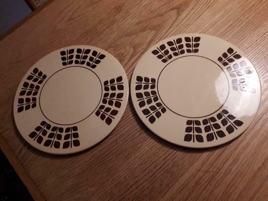 2 plats ronds plats pour fromage ou charcuterie Boch?, Antiquités & Art, Enlèvement ou Envoi