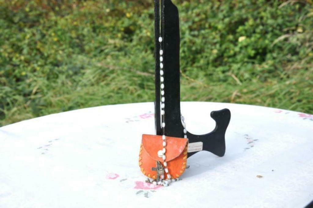 §  chapelet perles bleu ciel avec housse, Antiquités & Art, Enlèvement ou Envoi