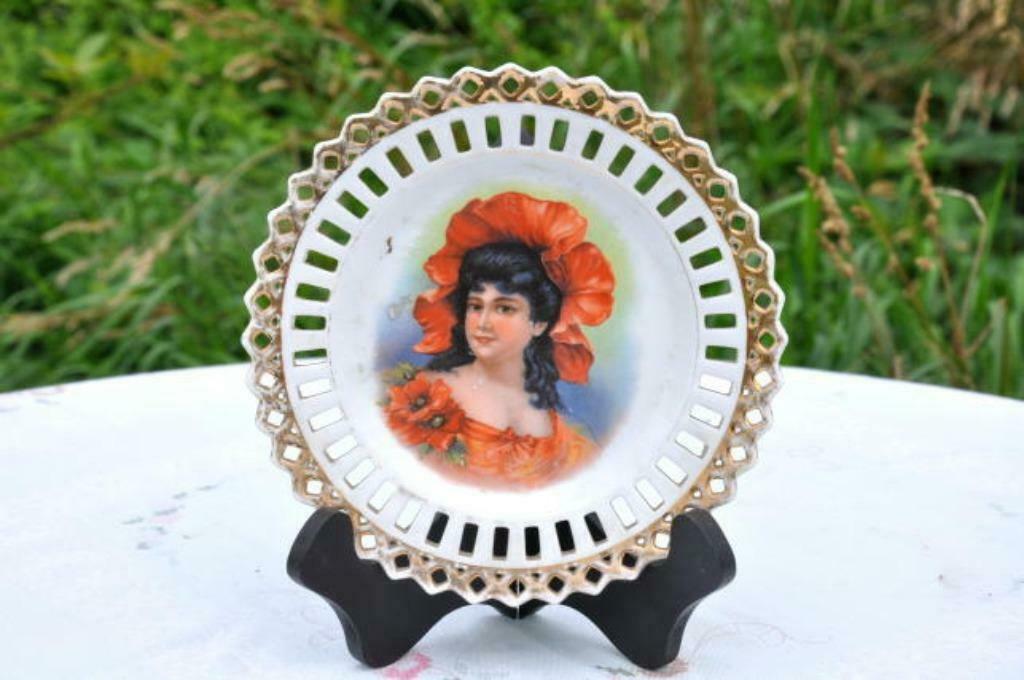 §  assiette porcelaine ajourée dame chapeau rouge, Enlèvement ou Envoi