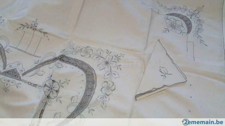 Nappe en lin brodée et serviettes (12)