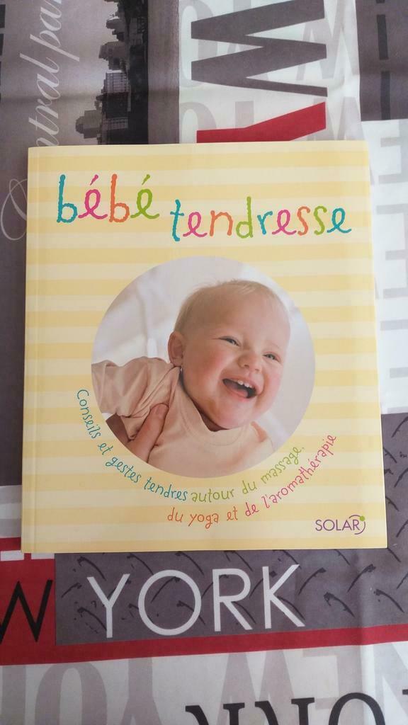 Bébé tendresse - livre neuf - massage, yoga et aromathérapie, Boeken, Zwangerschap en Opvoeding, Nieuw, Opvoeding tot 6 jaar, Ophalen of Verzenden