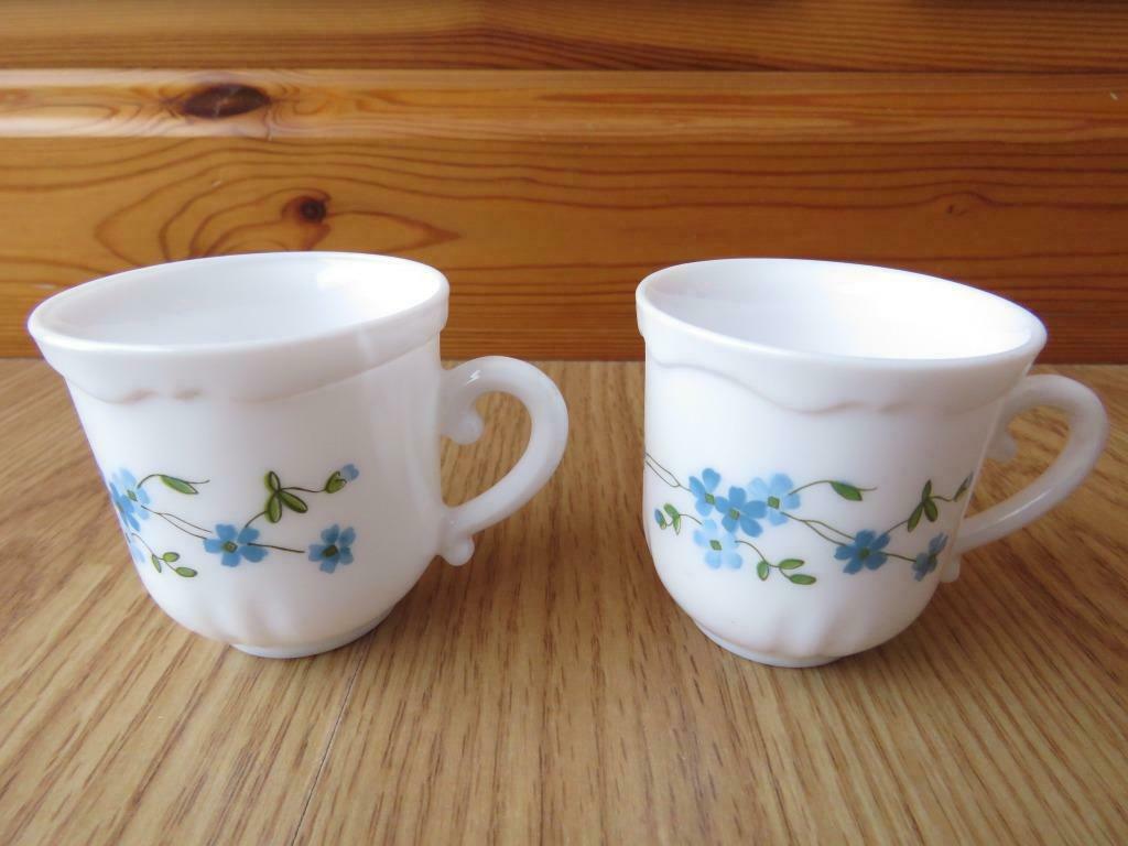 Vintage 2 petites tasses motifs myosotis veronica en arcopal, Maison & Meubles, Enlèvement ou Envoi, Neuf, Tasse(s) et/ou soucoupe(s)