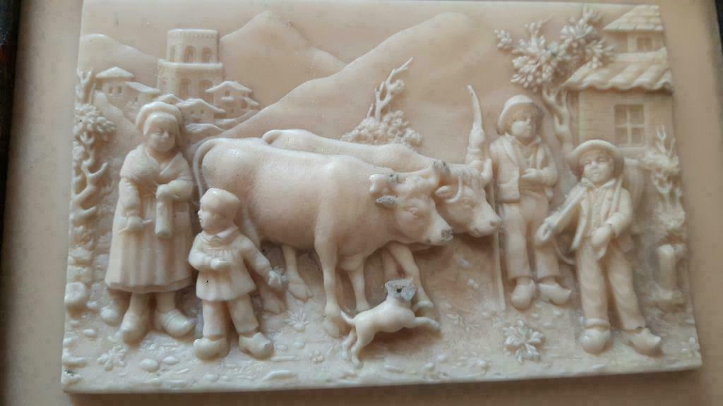 Petit tableau sculpté en albâtre - vie rurale en Suisse (?), Enlèvement ou Envoi