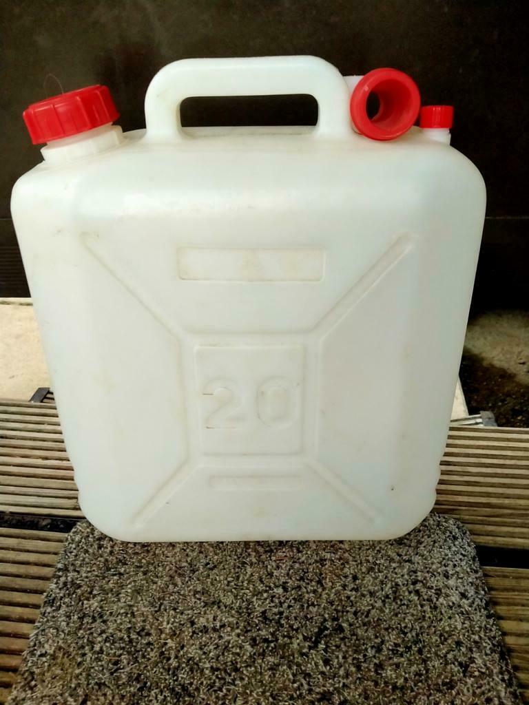 Jerrycan 20l met giet-tuit  alleen voor water gebruikt, Enlèvement ou Envoi, Comme neuf