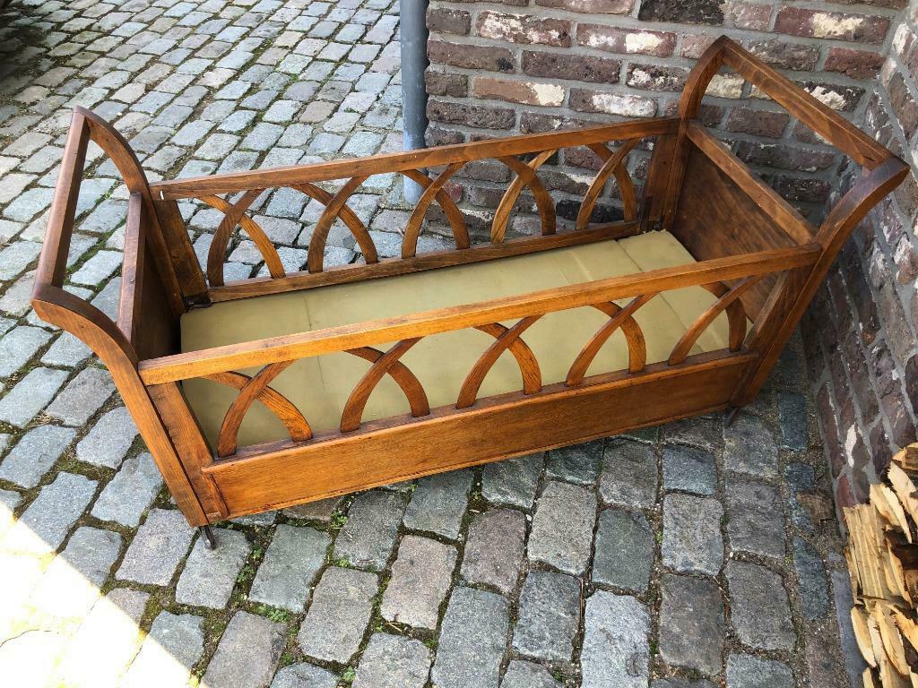 antiek houten kinderbed op wieltjes, Enlèvement