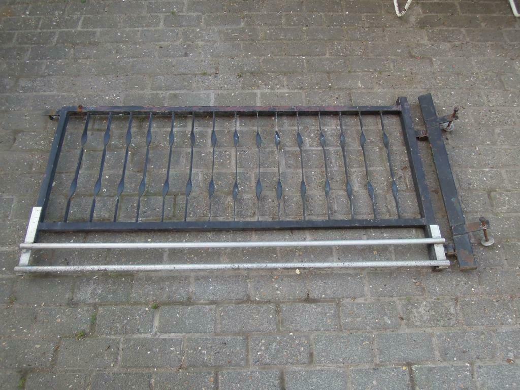 portail en métal noir avec poteau de fixation forgé, Bricolage & Construction, Métaux, Enlèvement, Utilisé, Fer