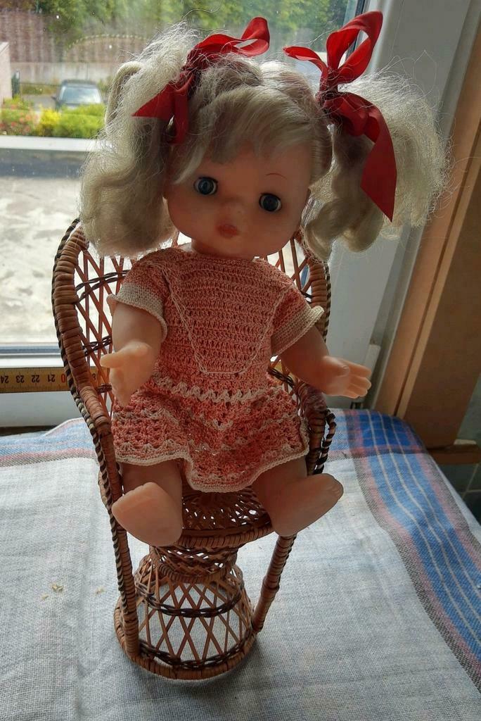 Pop in rieten zeteltje, Kinderen en Baby's, Speelgoed | Poppen, Ophalen of Verzenden, Zo goed als nieuw