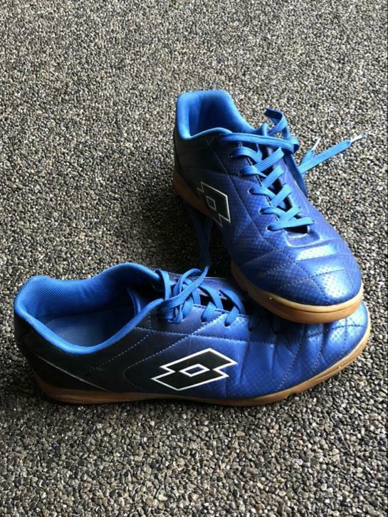 voetbalschoen maat 41 en 42, Sport en Fitness, Voetbal, Ophalen, Zo goed als nieuw, Schoenen