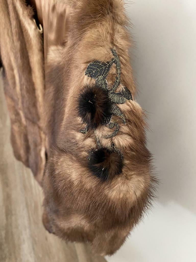 gilet allongé en produit de vison avec décorations à la main, Vêtements | Femmes, Enlèvement, Comme neuf, Taille 42/44 (L), Autres couleurs