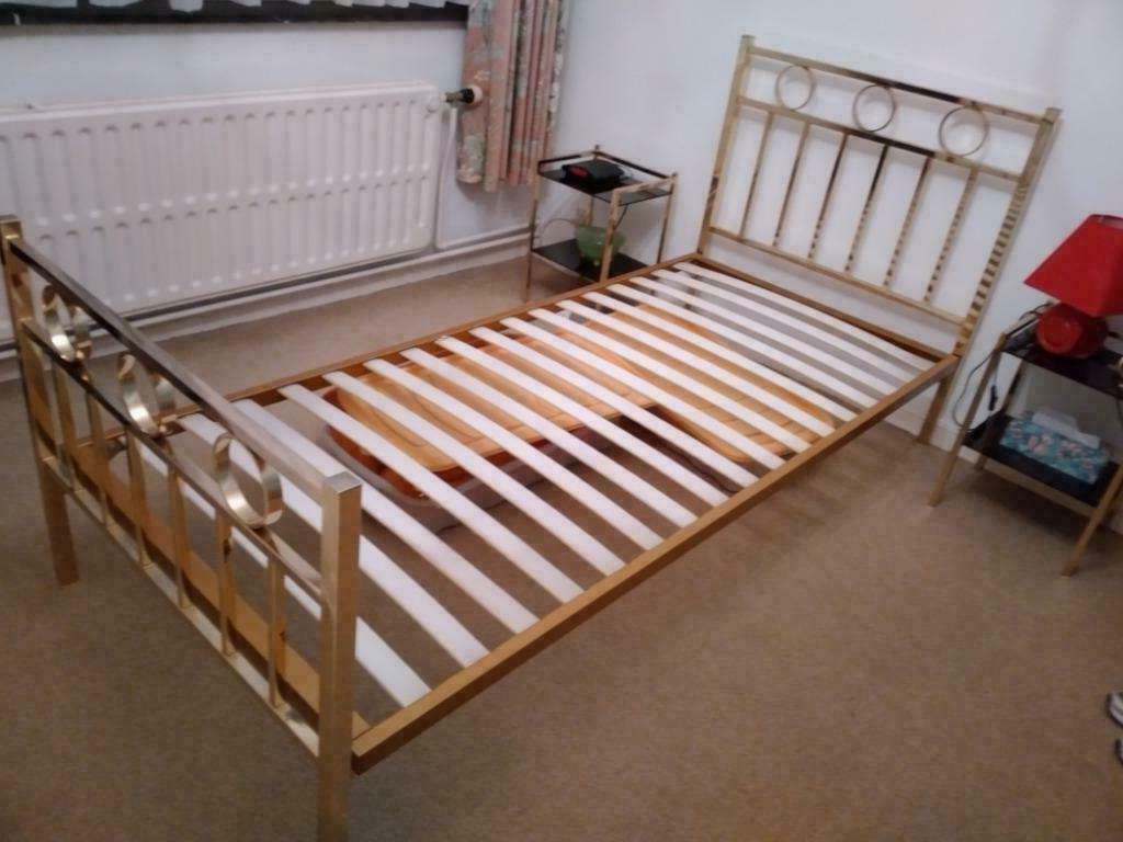Lit 1 pers à barreaux dorés+sommier+matelas+2 tables de nuit, 90 cm, Une personne, Enlèvement, 200 cm