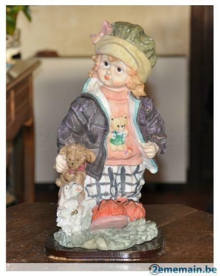 fillette au chien en resine socle en bois, Enlèvement ou Envoi