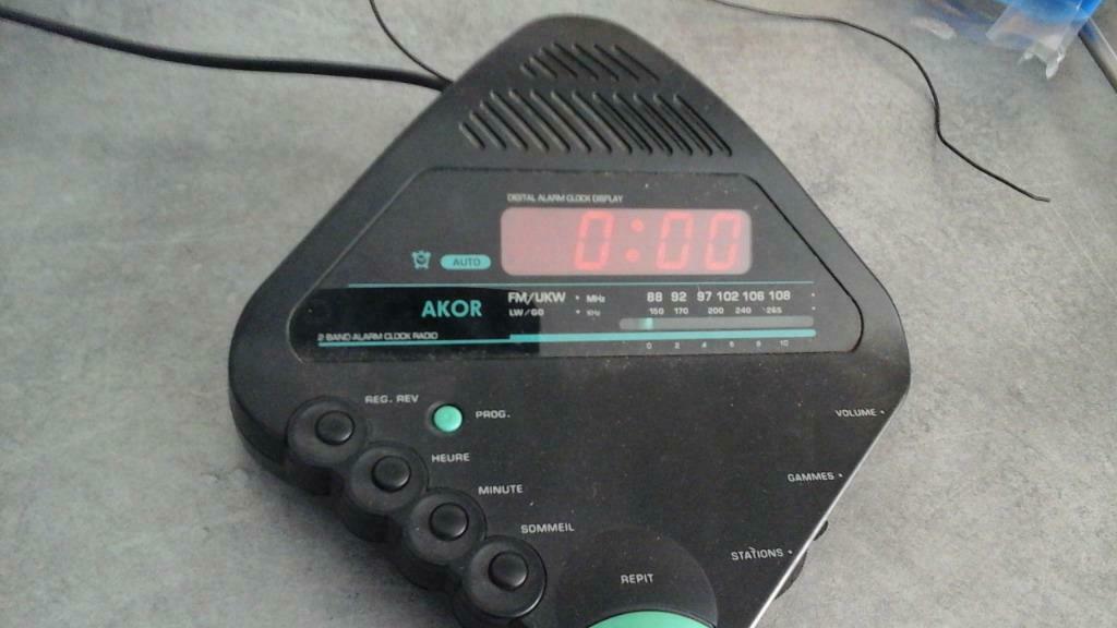 "Acor" FM / LO wekkerradio 14x14x7 cm vintage '95, Zo goed als nieuw, Radio