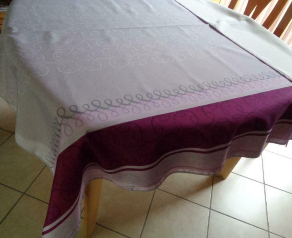 Nappe imprimée mauve. Dimensions: 148 X 164cm.N 1., Enlèvement ou Envoi, Utilisé