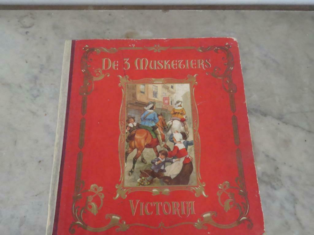 De 3 Musketiers Victoria, Boeken, Prentenboeken en Plaatjesalbums, Ophalen of Verzenden, Gelezen