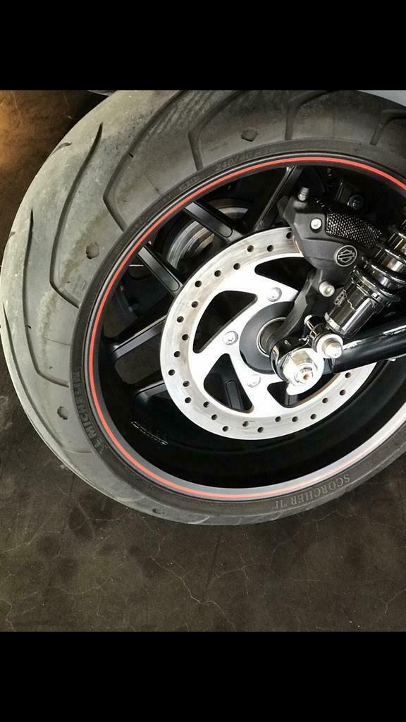 JE CHERCHE un jeu de jantes d'un spécial Night Rod, Enlèvement ou Envoi