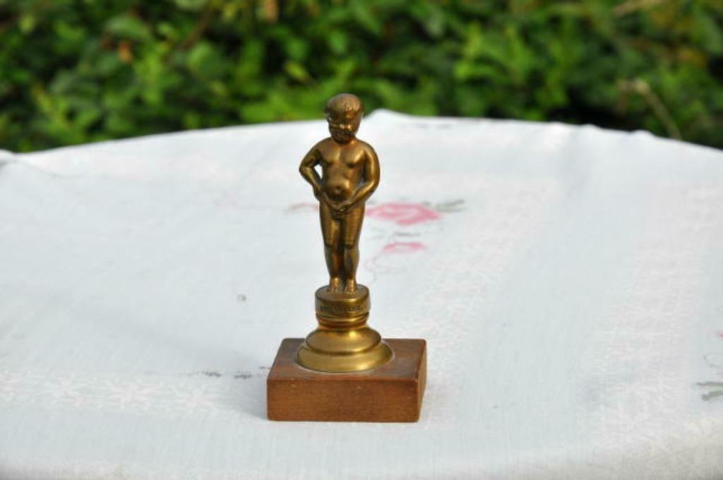 § manneken pis laiton et bois, Antiquités & Art, Enlèvement ou Envoi