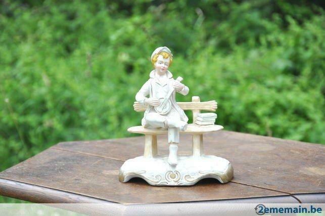 posture en biscuit joueur de mandoline sur banc, Antiquités & Art, Enlèvement ou Envoi